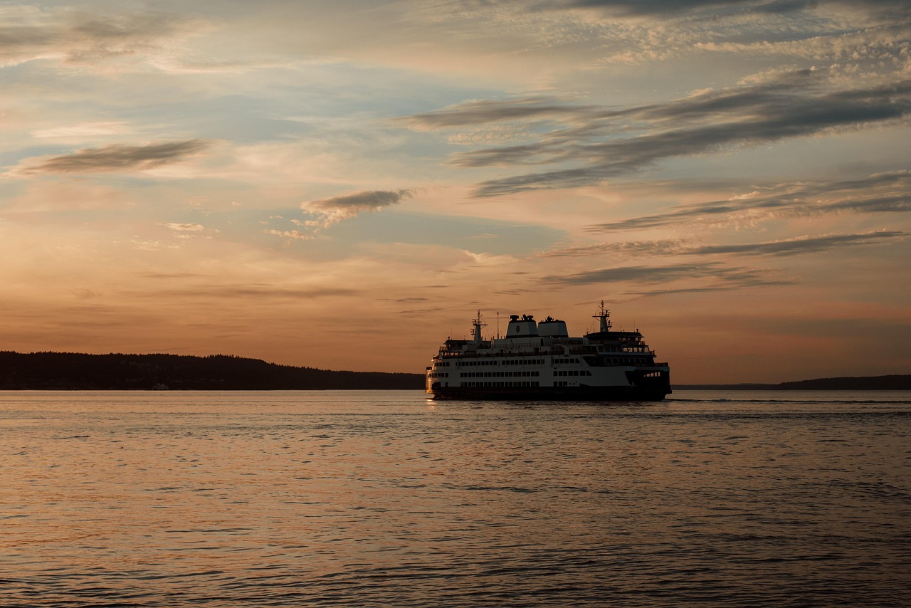 Fähre bei Sonnenuntergang