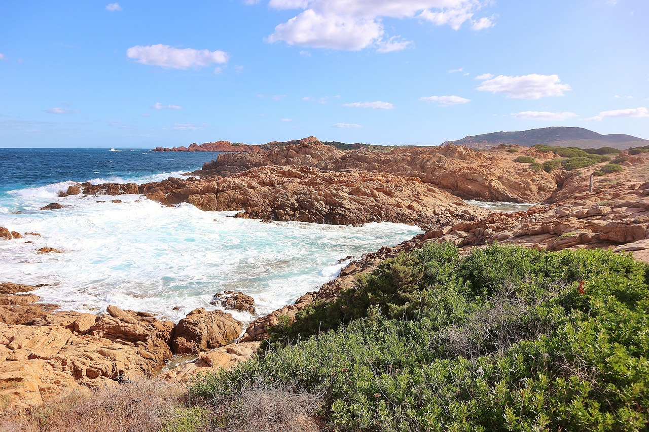 Wilde, felsige Küste im Südwesten Sardiniens