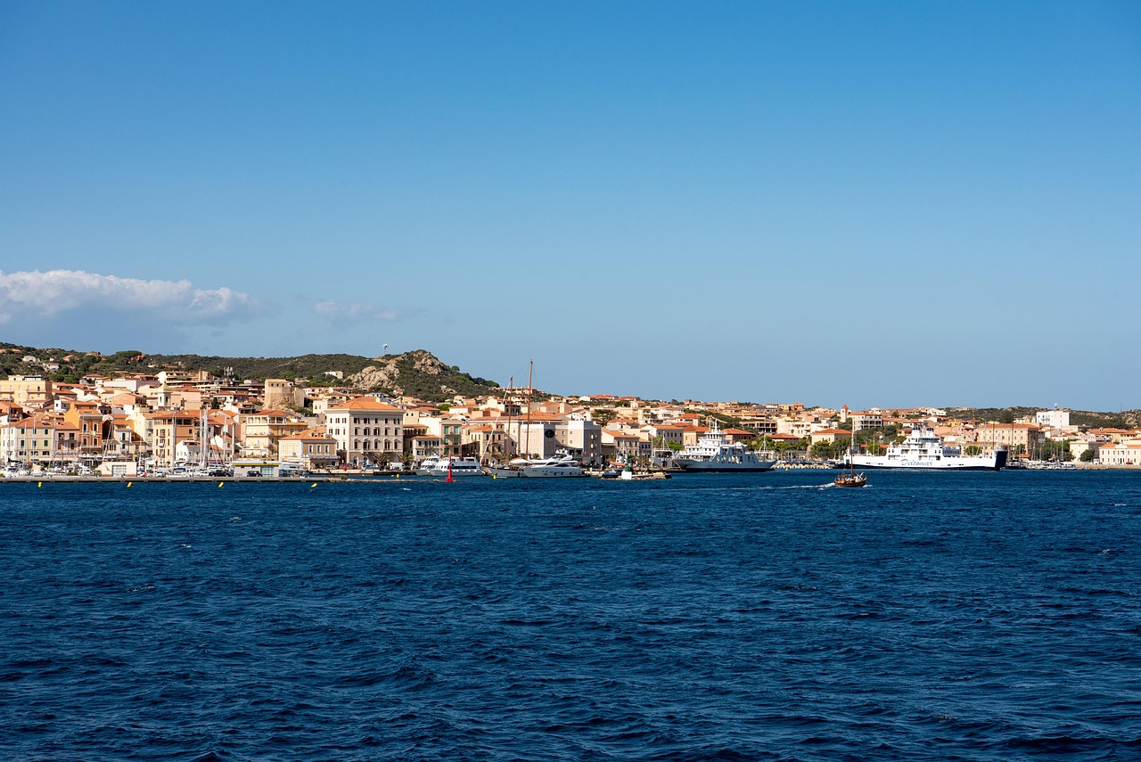 Hafen und Altstadt von La Maddalena
