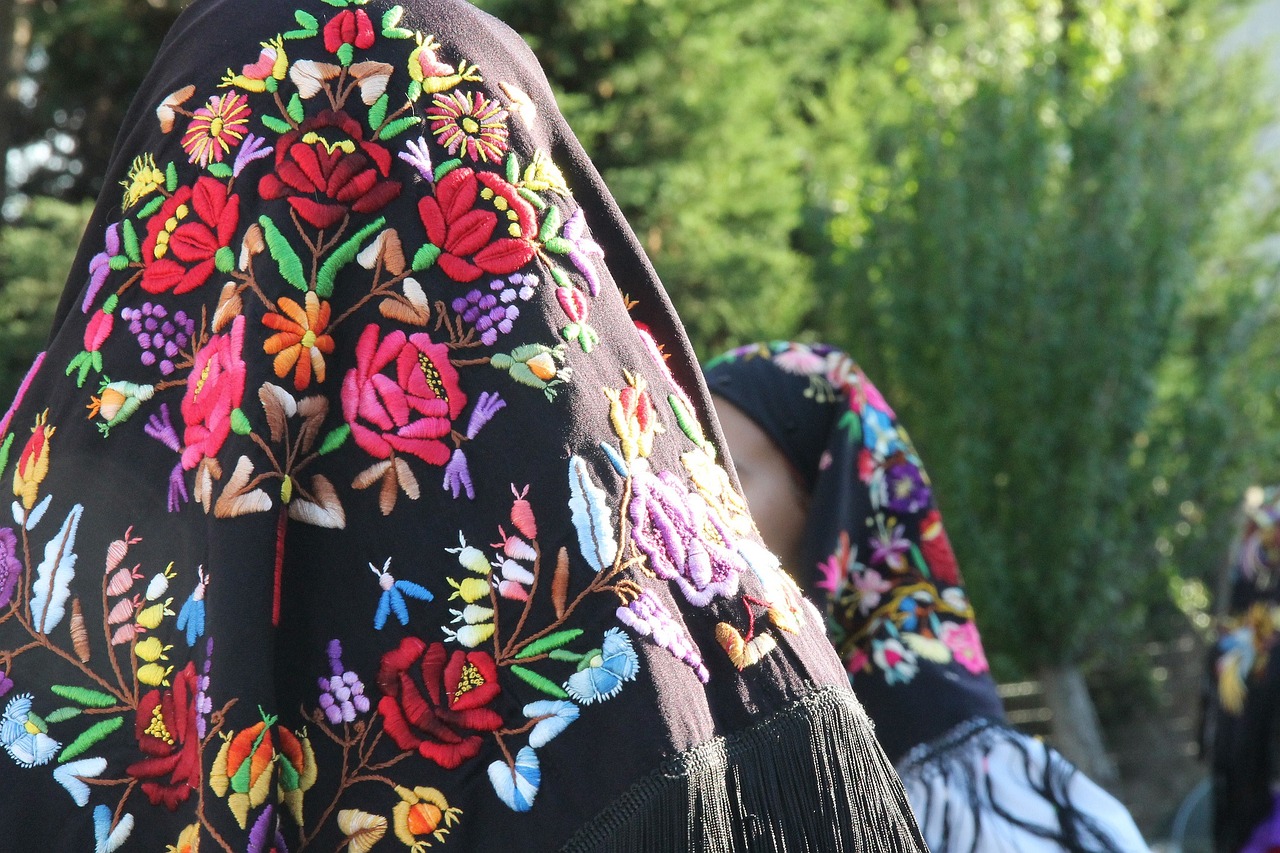 Traditionelle sardische Tracht mit bestickten Blumenmotiven