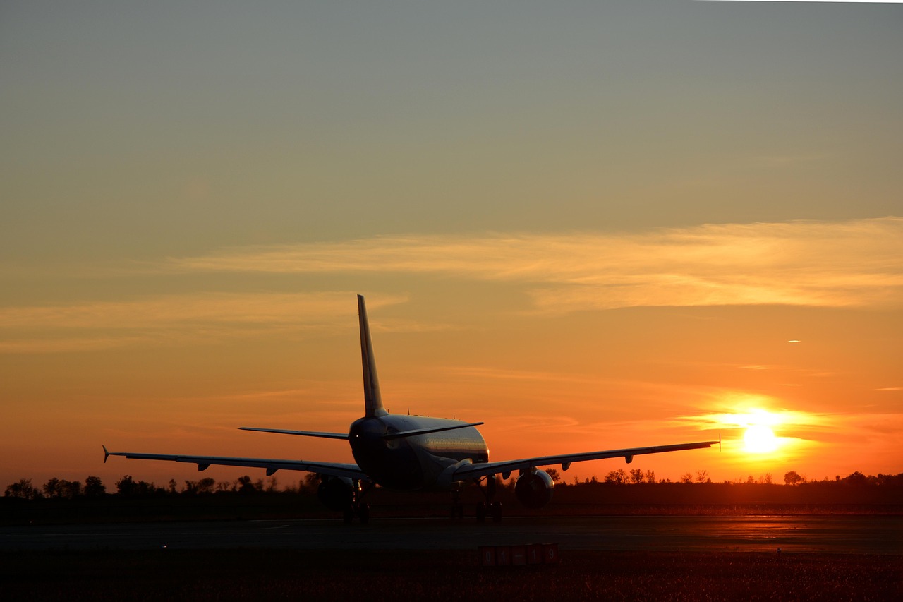 Flugzeug bei Sonnenuntergang