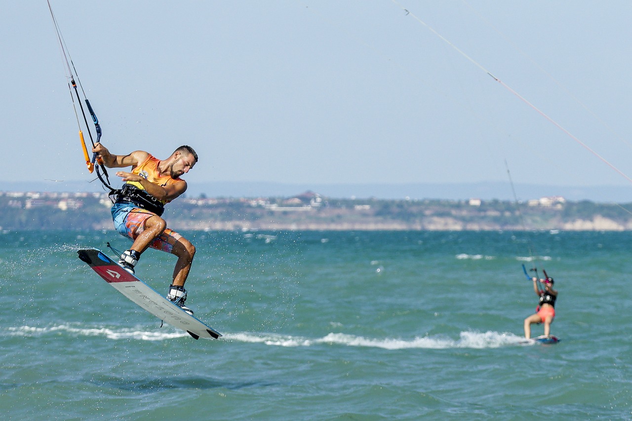 Kitesurfer springt über türkisfarbenes Wasser