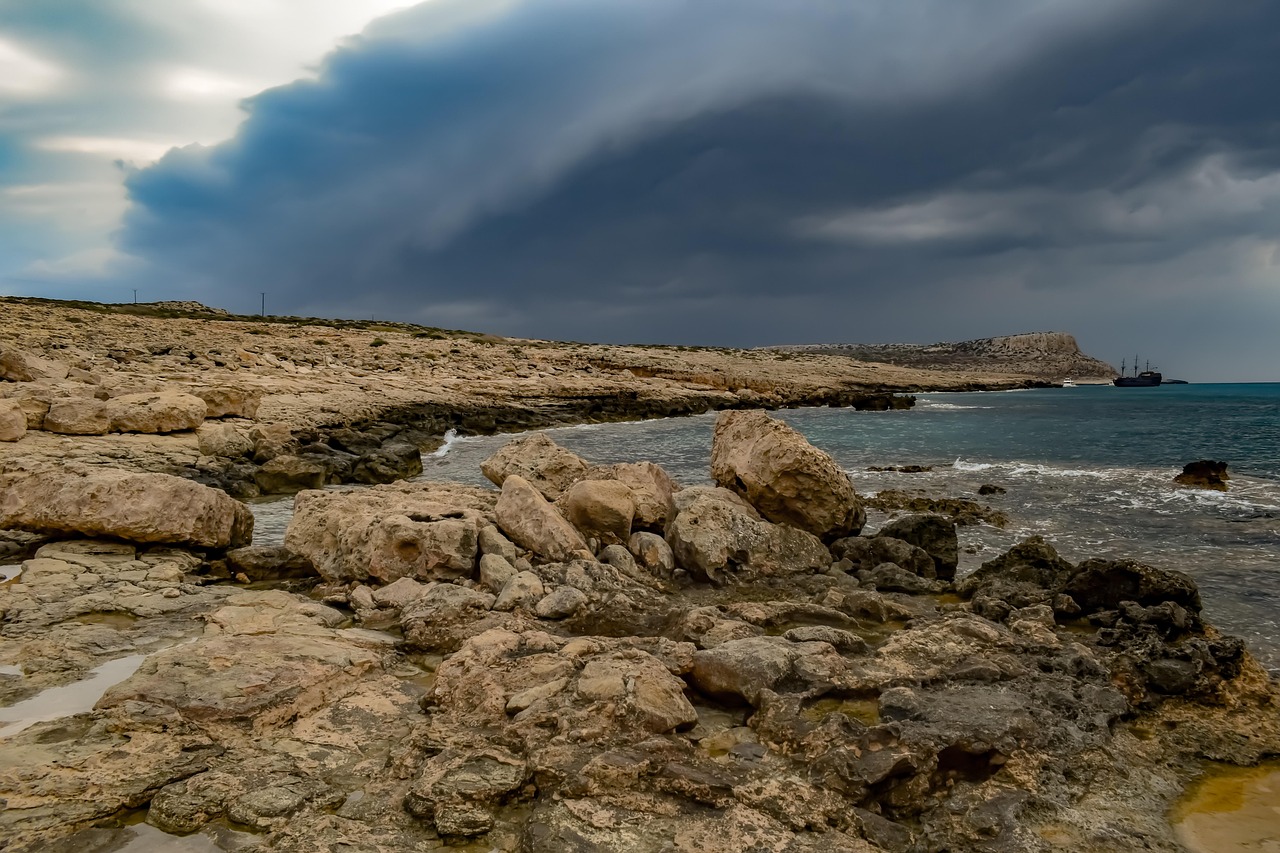 Aufziehende Herbstwolken über einer felsigen Küste