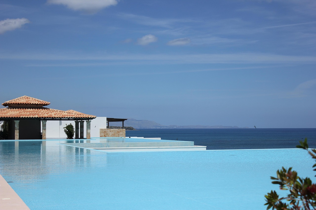 Moderner Infinity-Pool mit Blick auf das Meer