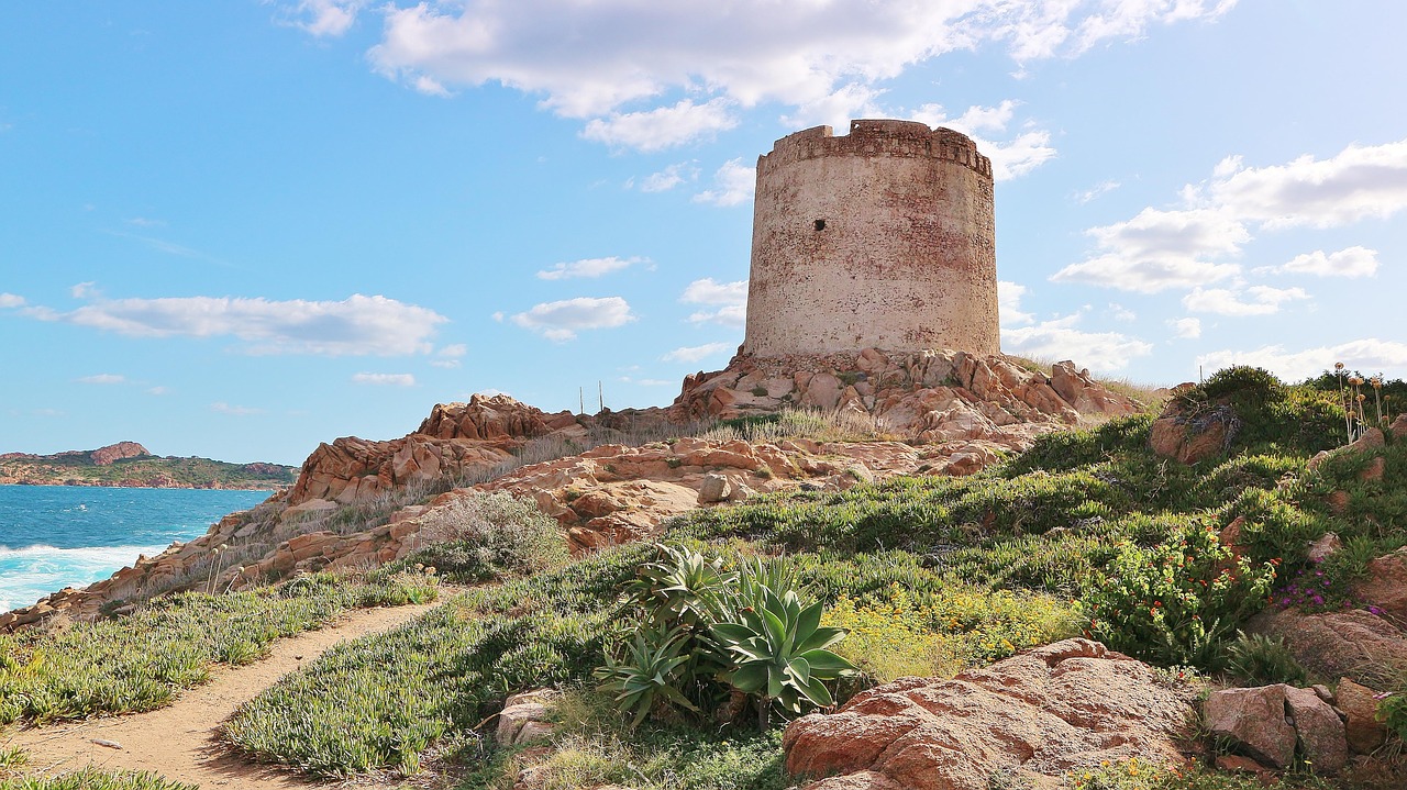 Historischer Wachturm an der Küste der Gallura