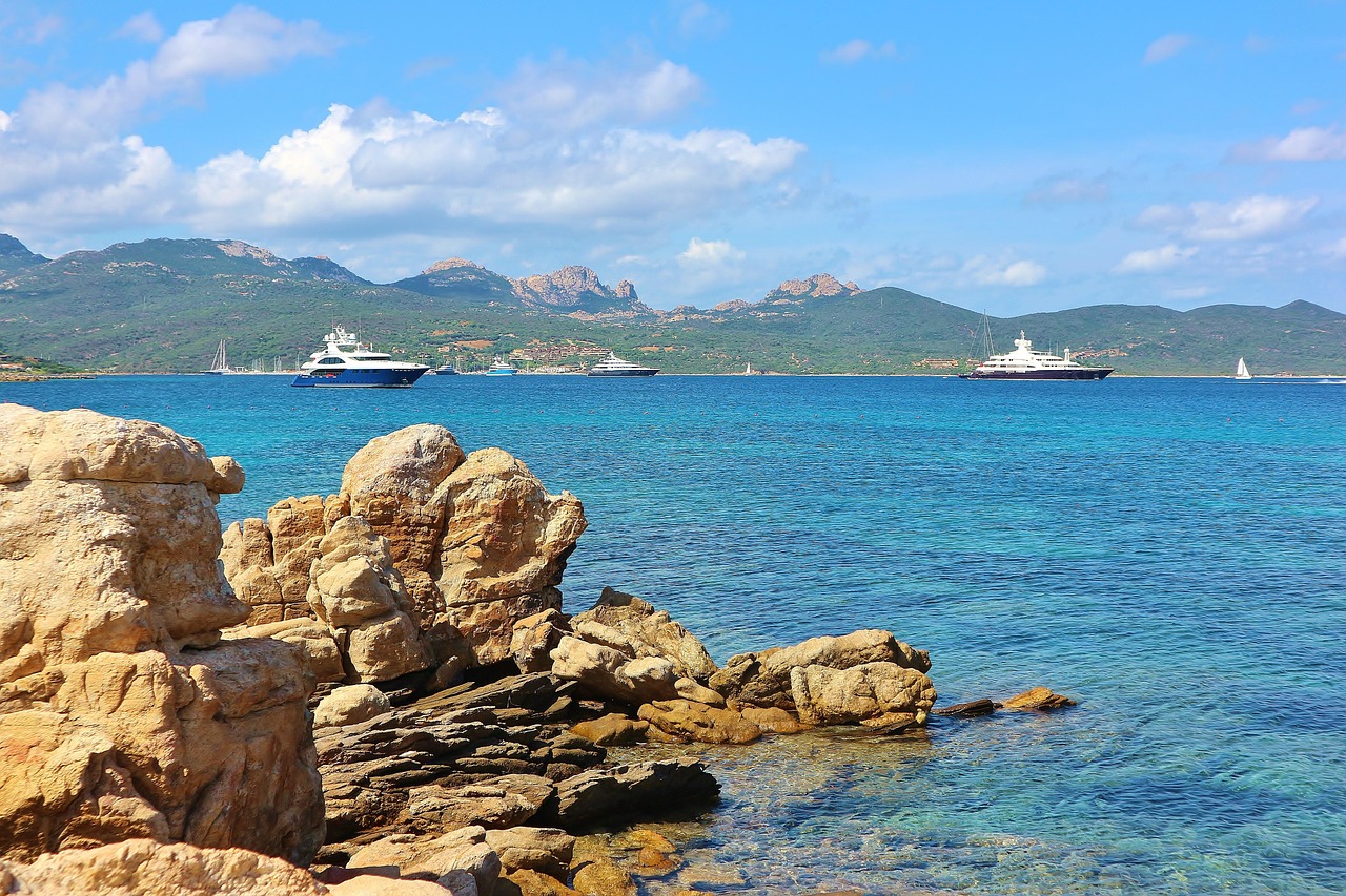 Yachten in einer Bucht der Costa Smeralda