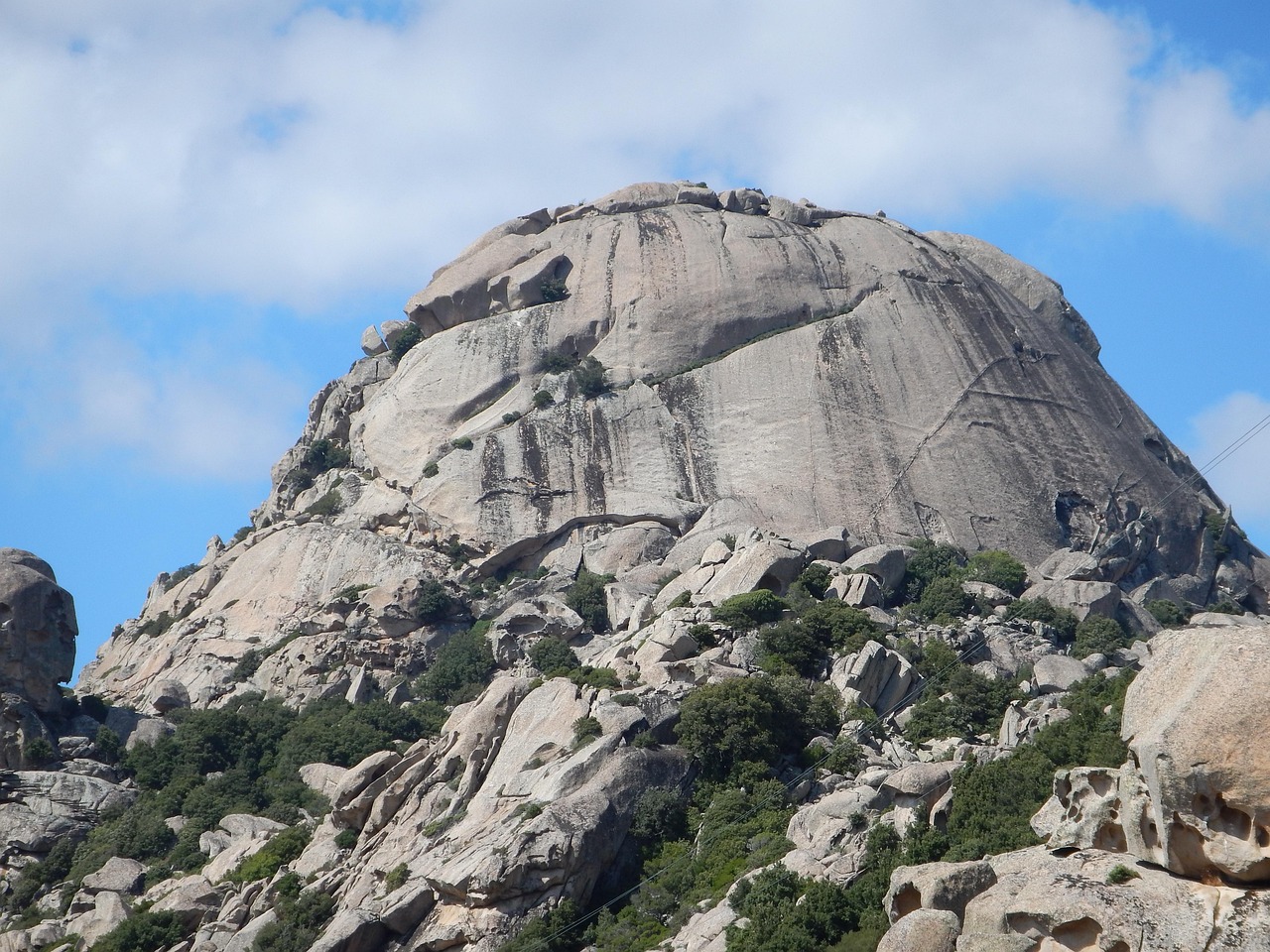Runder Granitfelsen in den Hügeln der Gallura bei San Pantaleo