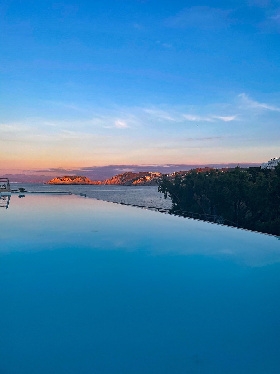 Infinity-Pool mit Blick auf die Küste bei Sonnenuntergang