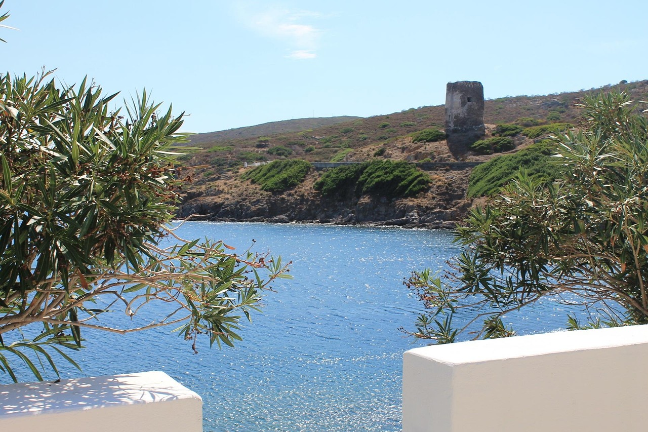 Küstenwachturm an einer Bucht auf Asinara