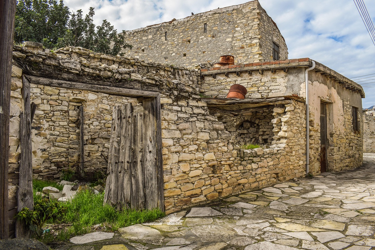 Verfallenes Steinhaus mit alter Holztür