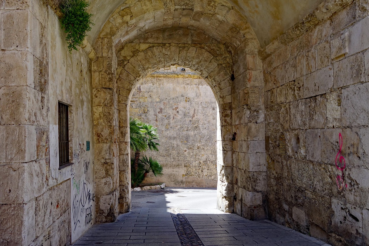Historischer Torbogen im Castello-Viertel von Cagliari