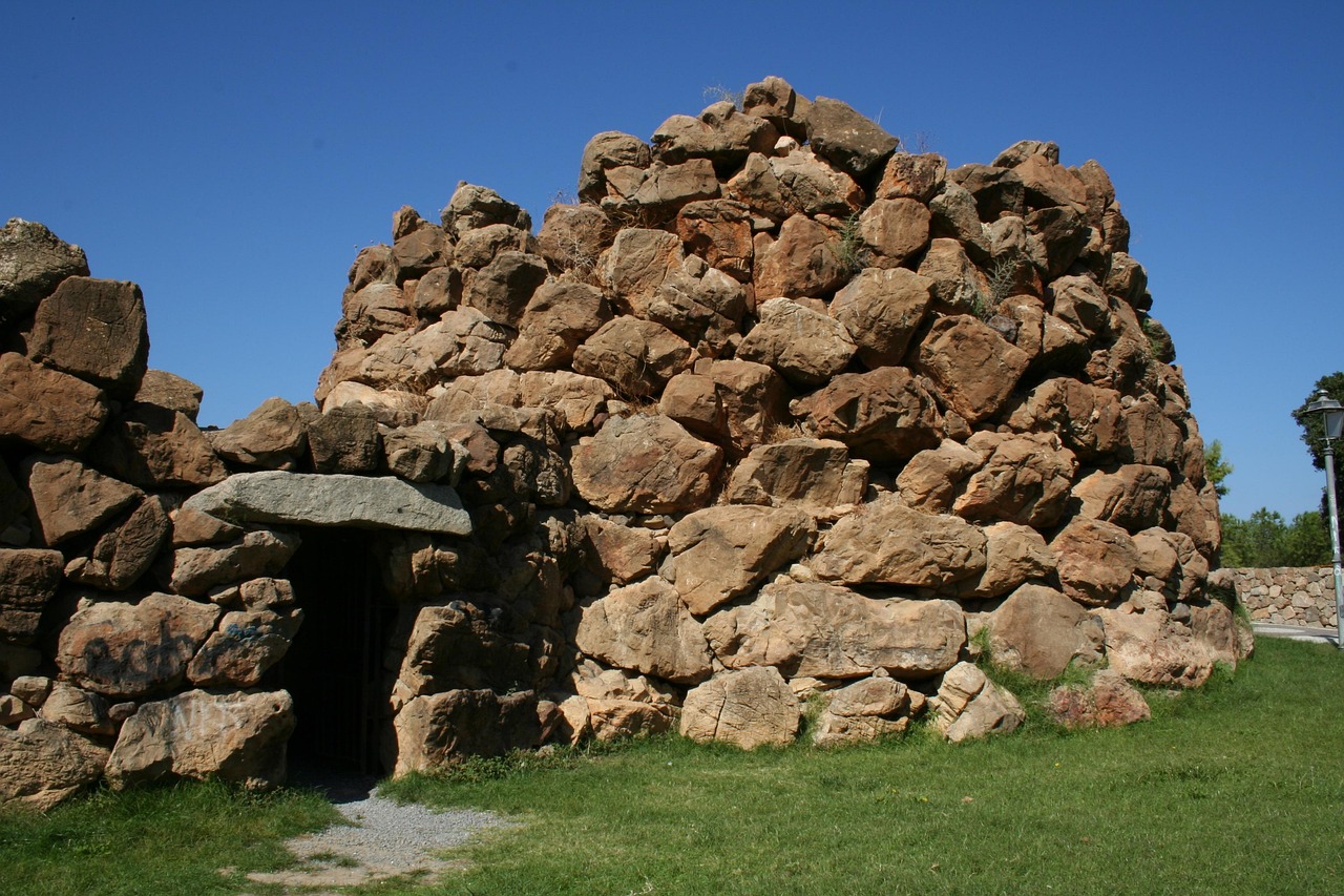 Nuragische Steinhütte mit Türsturz aus Stein