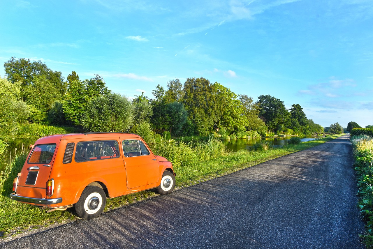 Oranger Fiat 500 auf einer Landstrasse