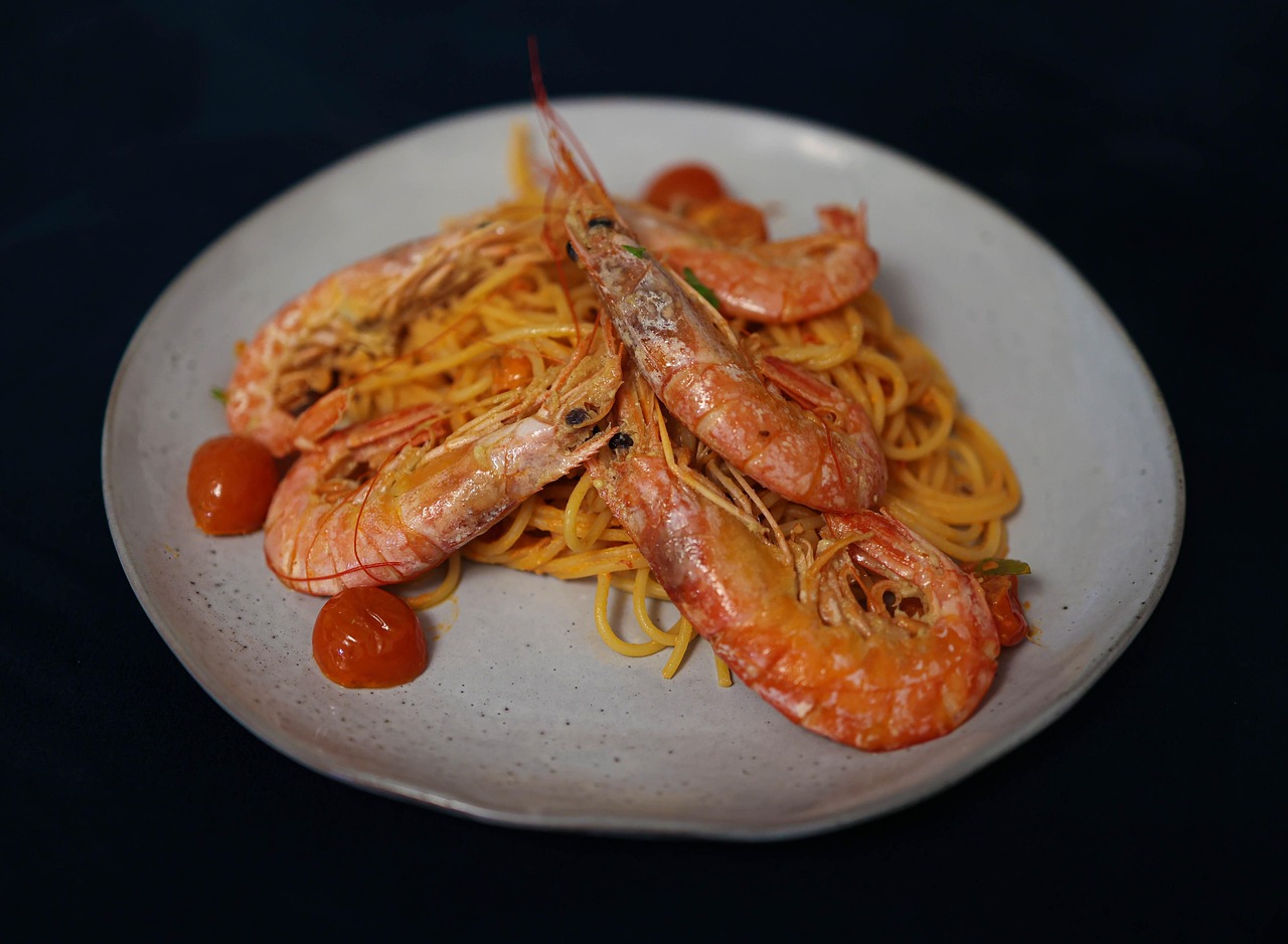 Teller mit gegrillten Garnelen auf Spaghetti und Kirschtomaten