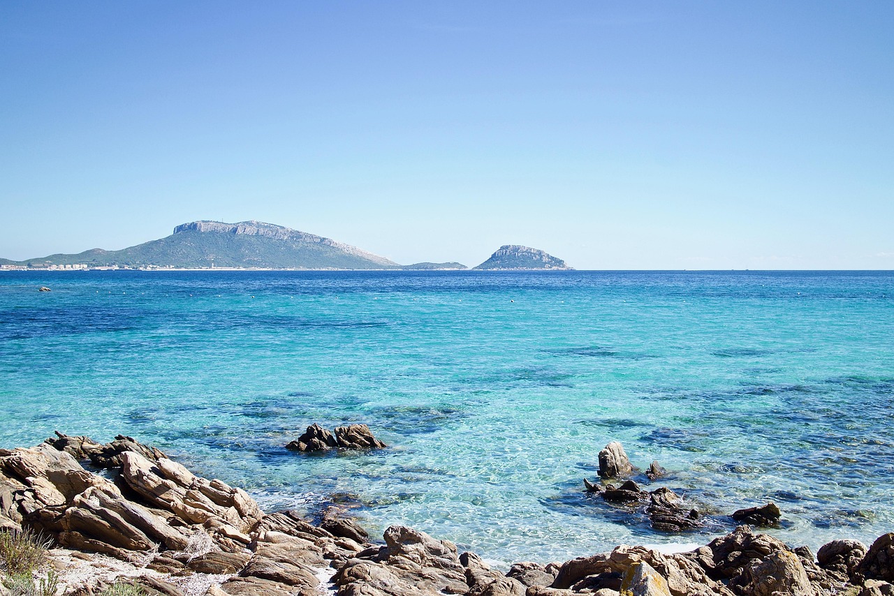 Blick auf die Insel Tavolara von der Küste bei San Teodoro