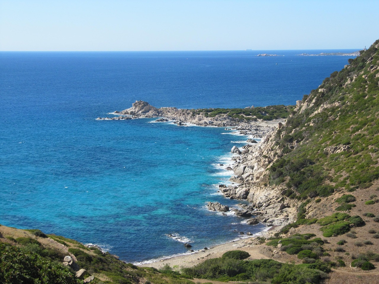 Felsige Küste und türkises Wasser bei Costa Rei