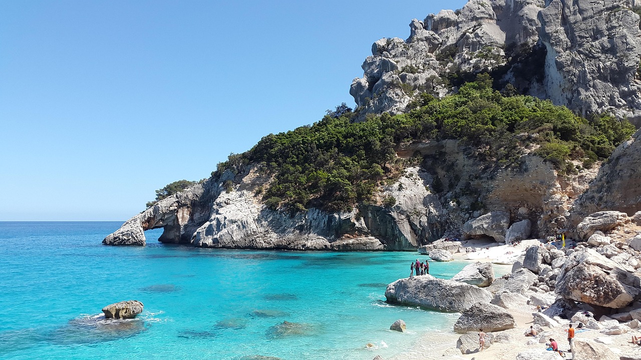 Felsbogen und türkises Wasser bei Cala Goloritzé
