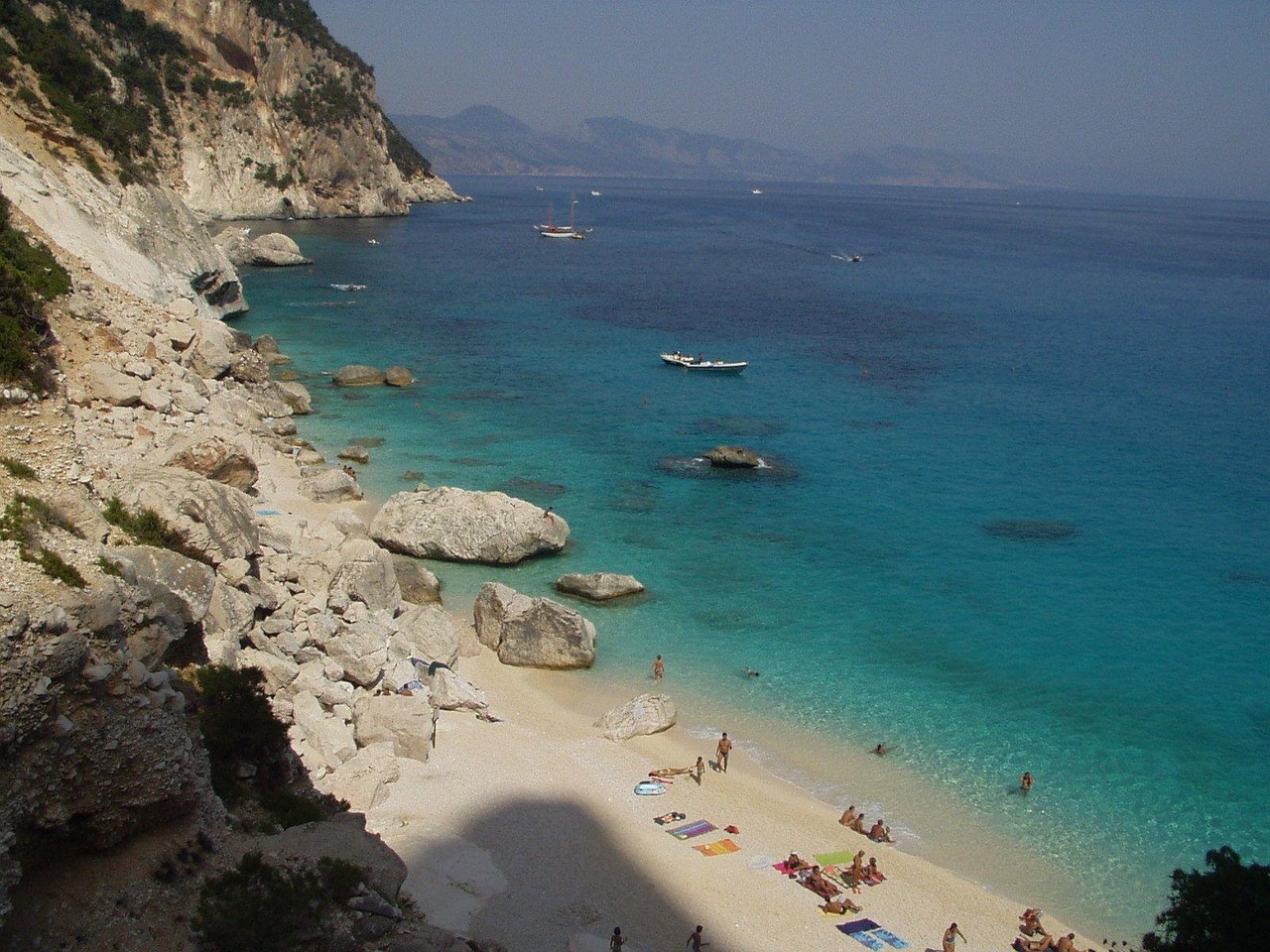 Steilküste, Felsen und Boote bei Cala Luna