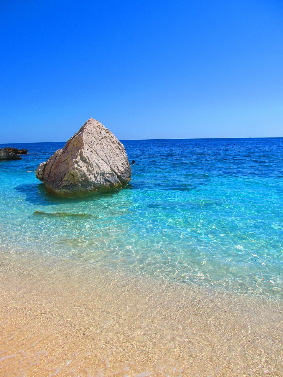 Runder heller Fels im türkisen Wasser bei Cala Mariolu
