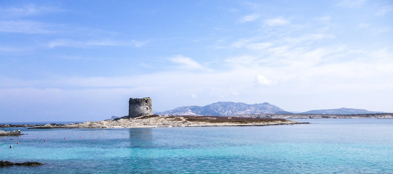 Torre della Pelosa im türkisen Wasser bei Stintino