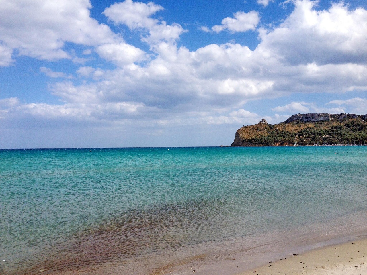 Blick auf die Sella del Diavolo vom Poetto in Cagliari