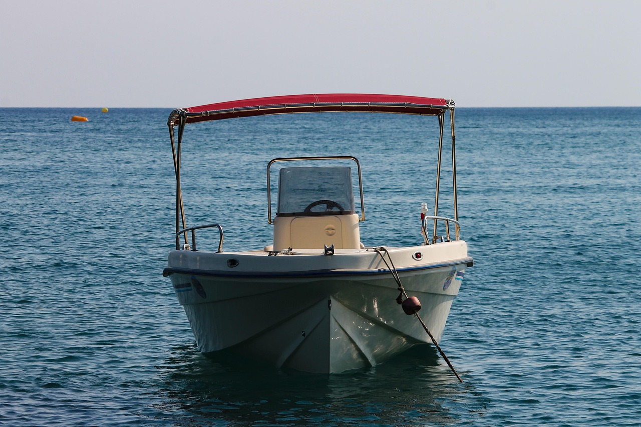 Kleines Boot auf ruhigem Meer