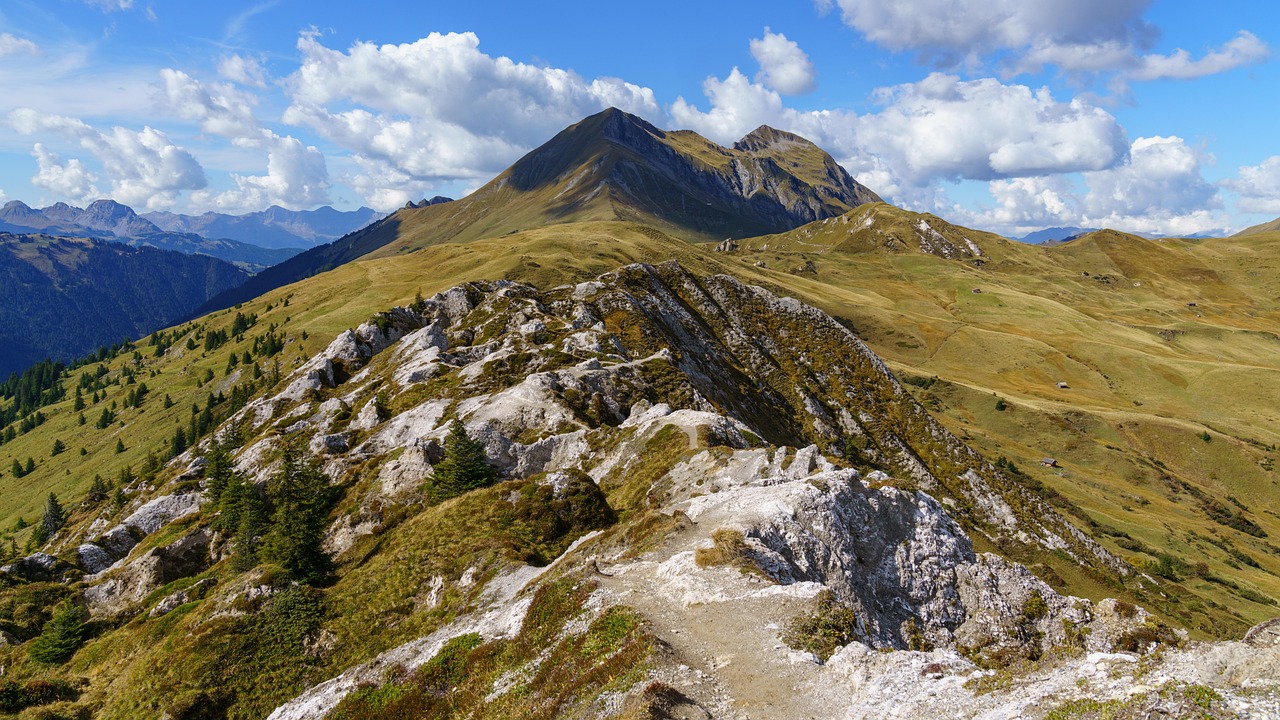 Wanderweg durch bergiges Gelände